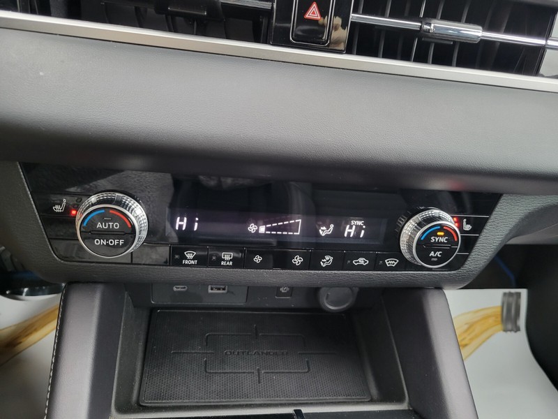 Mitsubishi Outlander PHEV Vehicle Full-screen Gallery Image 20