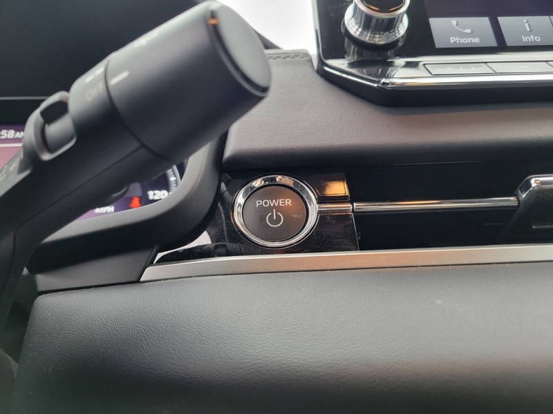 Mitsubishi Outlander PHEV Vehicle Full-screen Gallery Image 21