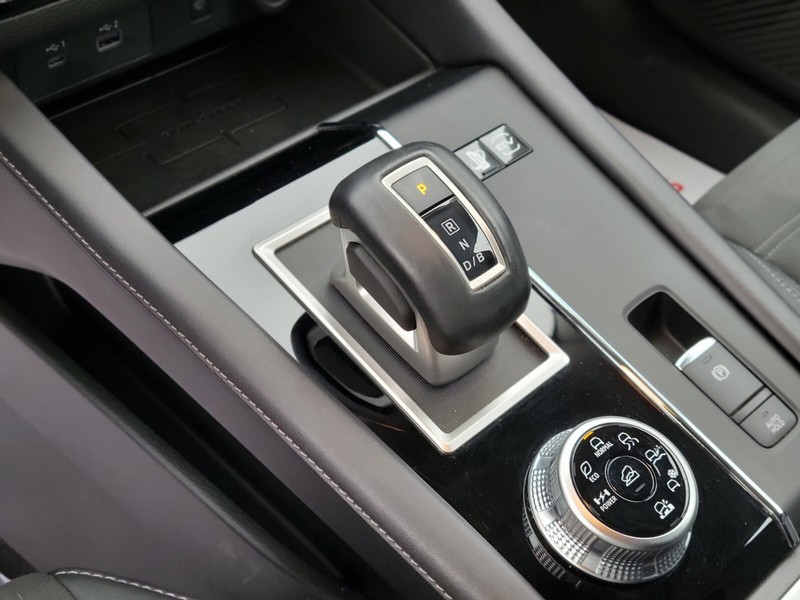 Mitsubishi Outlander PHEV Vehicle Full-screen Gallery Image 22