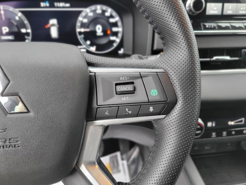 Mitsubishi Outlander PHEV Vehicle Full-screen Gallery Image 25