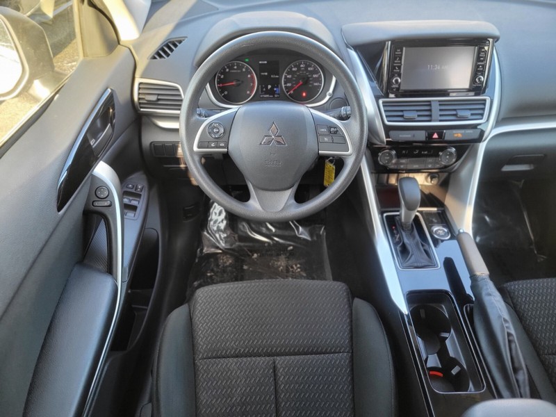 Mitsubishi Eclipse Cross Vehicle Full-screen Gallery Image 11