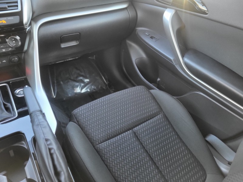 Mitsubishi Eclipse Cross Vehicle Full-screen Gallery Image 13