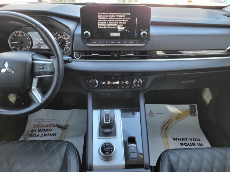 Mitsubishi Outlander Vehicle Full-screen Gallery Image 12