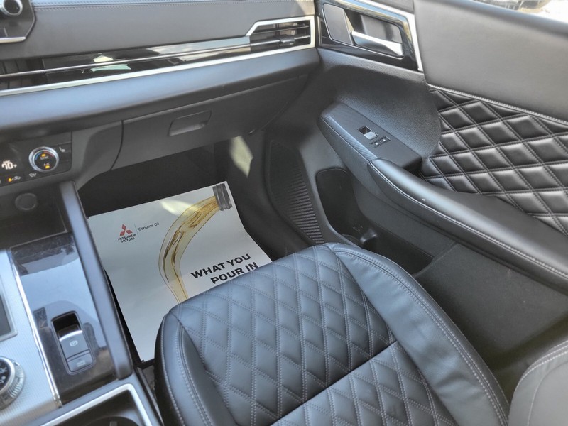 Mitsubishi Outlander Vehicle Full-screen Gallery Image 13