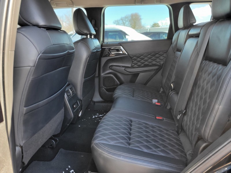 Mitsubishi Outlander Vehicle Full-screen Gallery Image 14