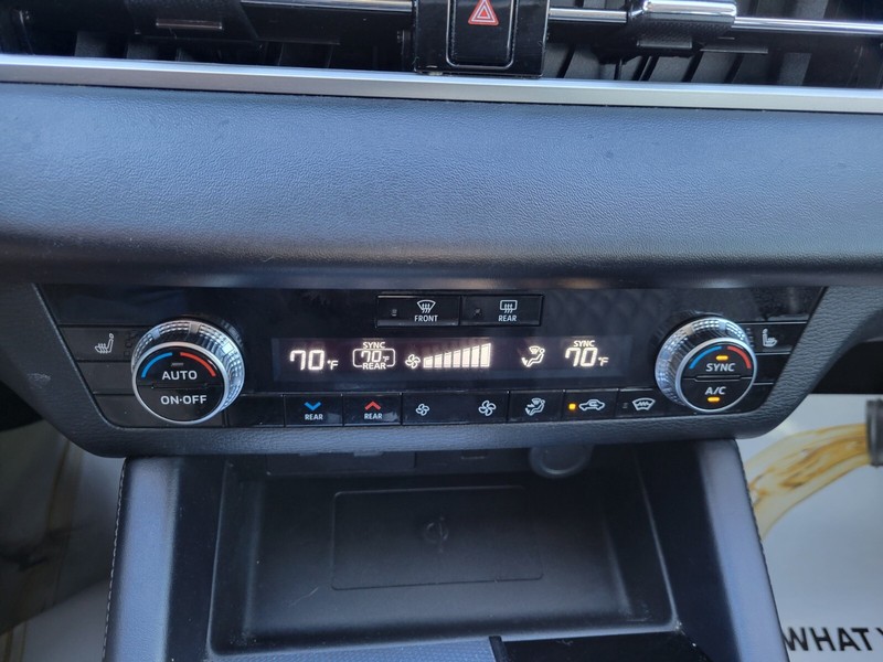 Mitsubishi Outlander Vehicle Full-screen Gallery Image 19