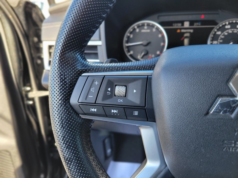 Mitsubishi Outlander Vehicle Full-screen Gallery Image 24