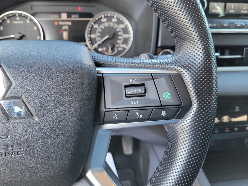 Mitsubishi Outlander Vehicle Full-screen Gallery Image 25