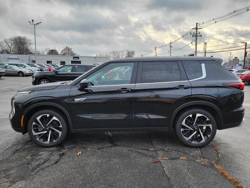 Mitsubishi Outlander PHEV Vehicle Full-screen Gallery Image 02