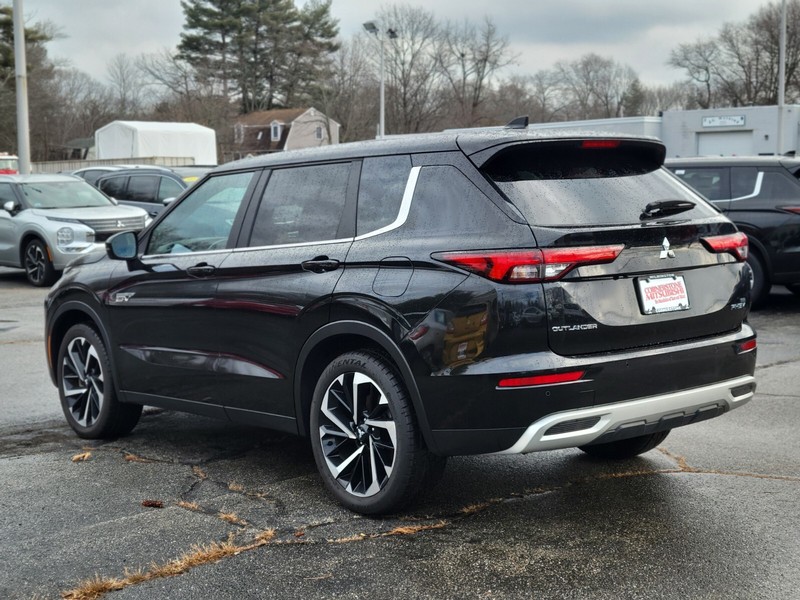 Mitsubishi Outlander PHEV Vehicle Full-screen Gallery Image 03