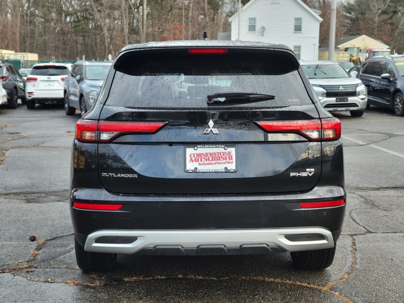 Mitsubishi Outlander PHEV Vehicle Full-screen Gallery Image 04