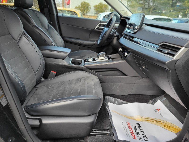 Mitsubishi Outlander PHEV Vehicle Full-screen Gallery Image 09