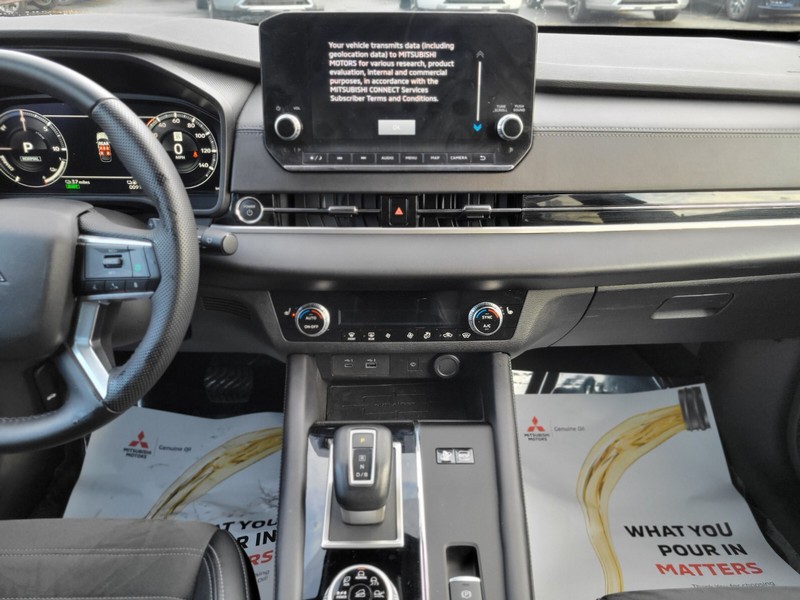 Mitsubishi Outlander PHEV Vehicle Full-screen Gallery Image 12