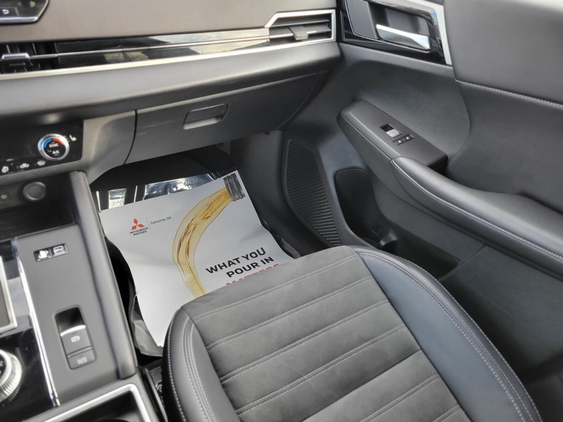 Mitsubishi Outlander PHEV Vehicle Full-screen Gallery Image 13