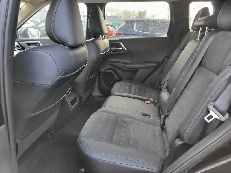 Mitsubishi Outlander PHEV Vehicle Full-screen Gallery Image 14