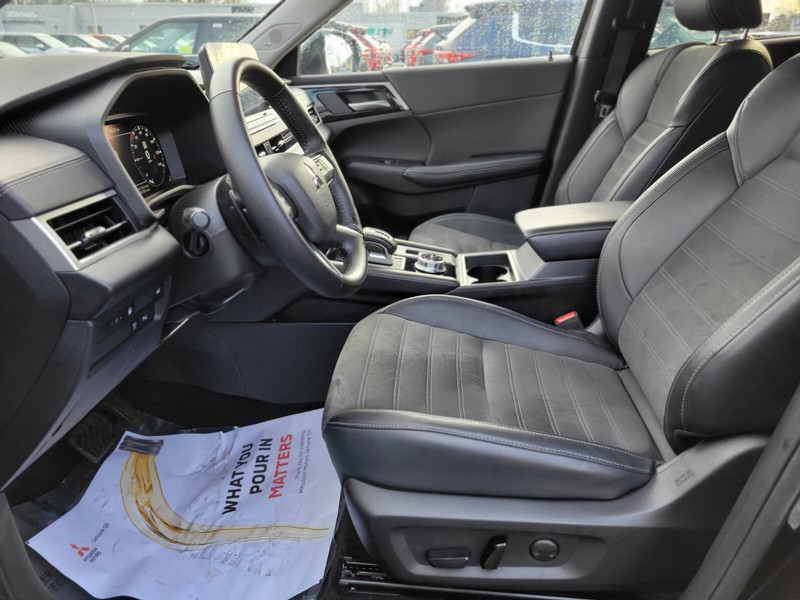 Mitsubishi Outlander PHEV Vehicle Full-screen Gallery Image 15