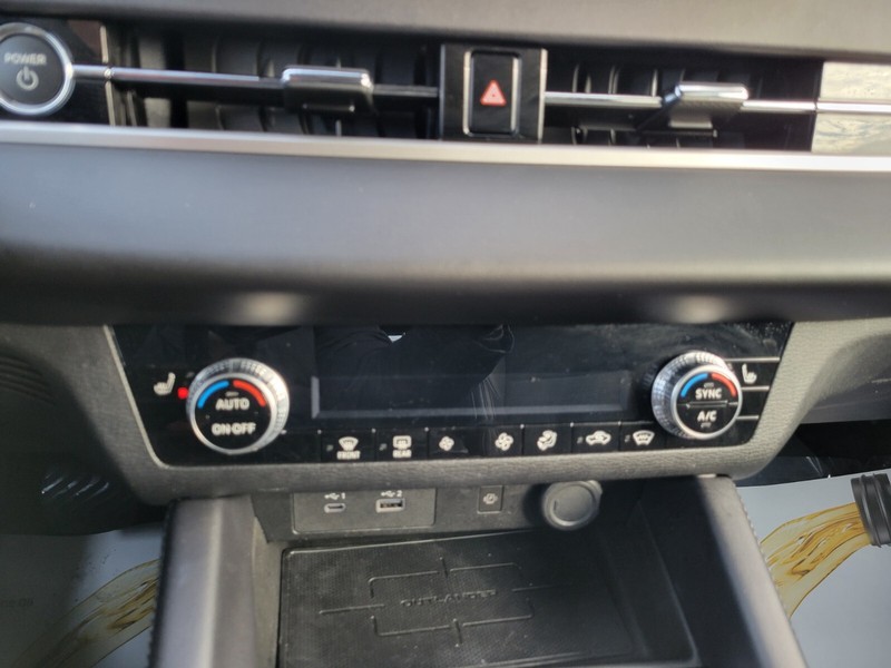 Mitsubishi Outlander PHEV Vehicle Full-screen Gallery Image 20