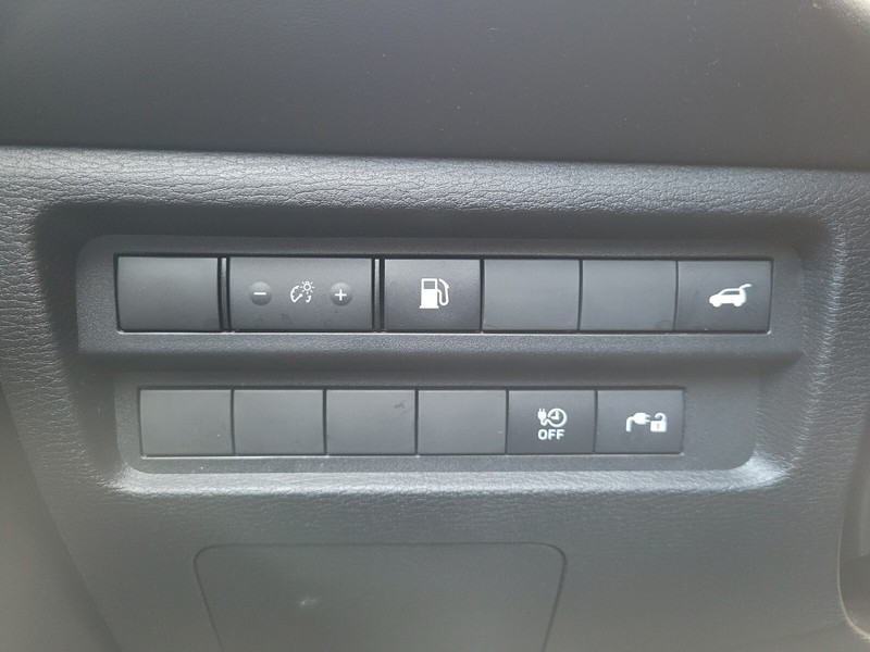 Mitsubishi Outlander PHEV Vehicle Full-screen Gallery Image 21