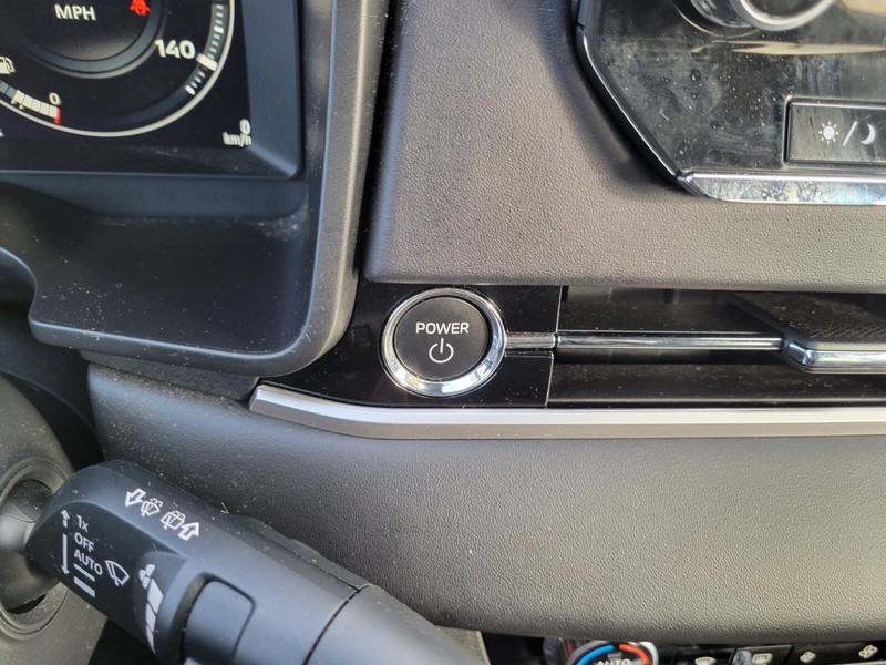 Mitsubishi Outlander PHEV Vehicle Full-screen Gallery Image 22