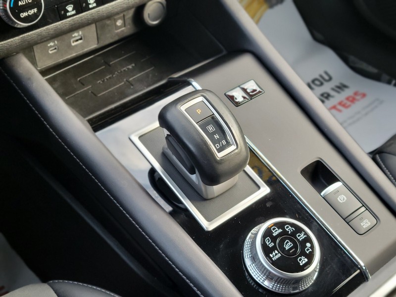 Mitsubishi Outlander PHEV Vehicle Full-screen Gallery Image 23