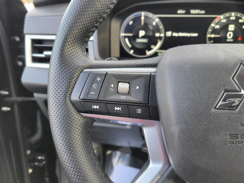 Mitsubishi Outlander PHEV Vehicle Full-screen Gallery Image 25