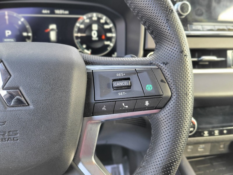 Mitsubishi Outlander PHEV Vehicle Full-screen Gallery Image 26