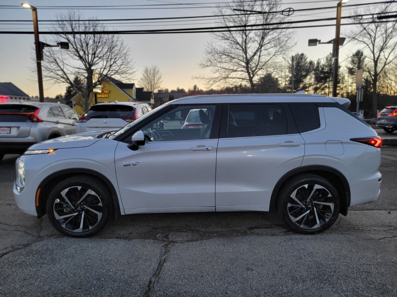 Mitsubishi Outlander PHEV Vehicle Full-screen Gallery Image 02