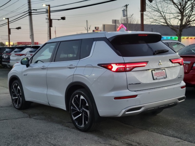 Mitsubishi Outlander PHEV Vehicle Full-screen Gallery Image 03