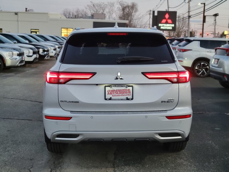 Mitsubishi Outlander PHEV Vehicle Full-screen Gallery Image 04