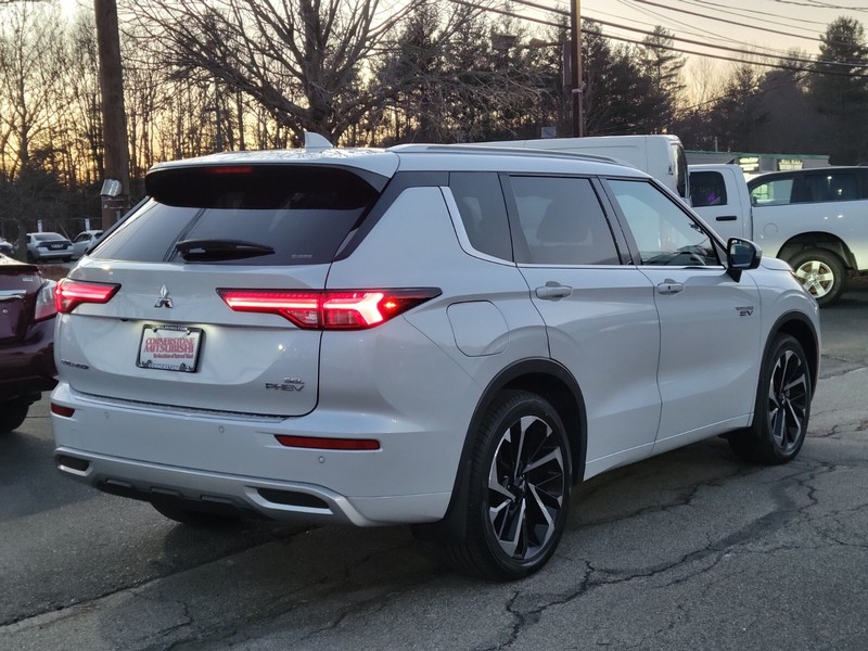 Mitsubishi Outlander PHEV Vehicle Full-screen Gallery Image 05
