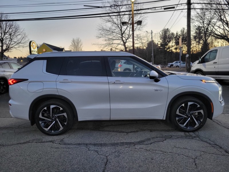 Mitsubishi Outlander PHEV Vehicle Full-screen Gallery Image 06