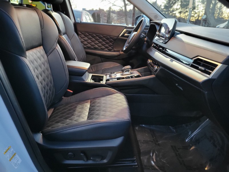 Mitsubishi Outlander PHEV Vehicle Full-screen Gallery Image 09