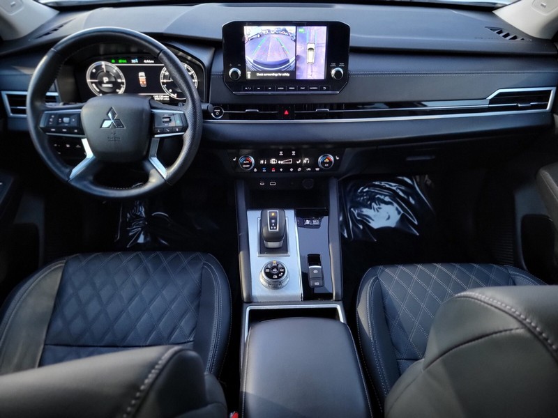 Mitsubishi Outlander PHEV Vehicle Full-screen Gallery Image 10