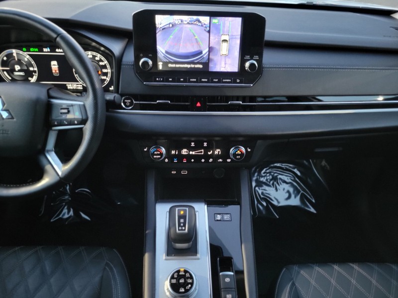 Mitsubishi Outlander PHEV Vehicle Full-screen Gallery Image 12