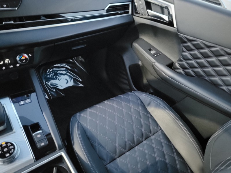 Mitsubishi Outlander PHEV Vehicle Full-screen Gallery Image 13