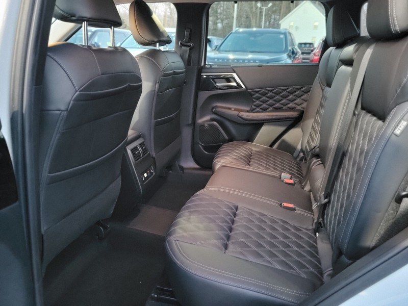 Mitsubishi Outlander PHEV Vehicle Full-screen Gallery Image 14