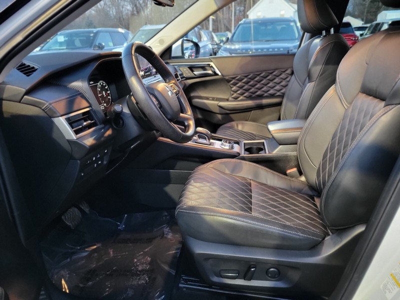 Mitsubishi Outlander PHEV Vehicle Full-screen Gallery Image 15