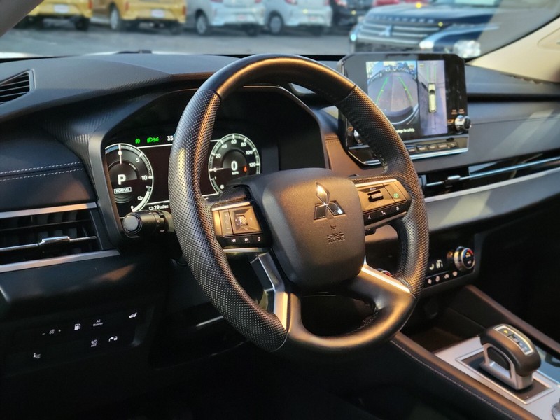 Mitsubishi Outlander PHEV Vehicle Full-screen Gallery Image 16