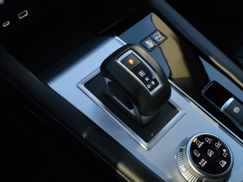 Mitsubishi Outlander PHEV Vehicle Full-screen Gallery Image 20