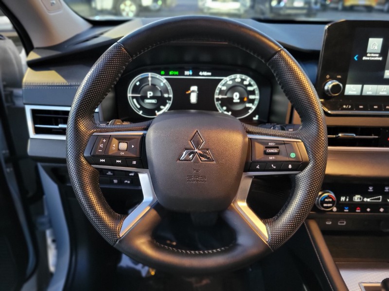 Mitsubishi Outlander PHEV Vehicle Full-screen Gallery Image 21