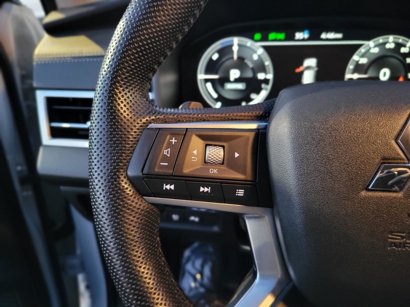 Mitsubishi Outlander PHEV Vehicle Full-screen Gallery Image 22