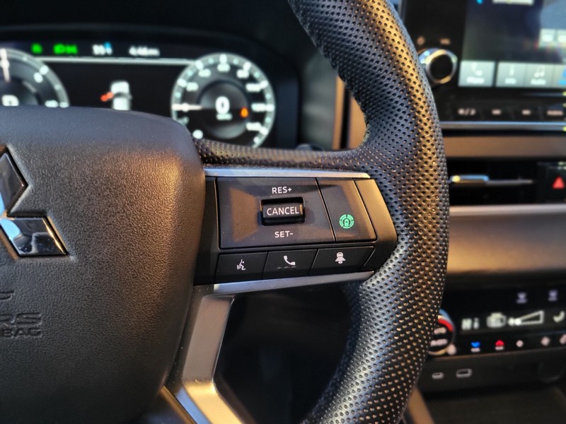 Mitsubishi Outlander PHEV Vehicle Full-screen Gallery Image 23