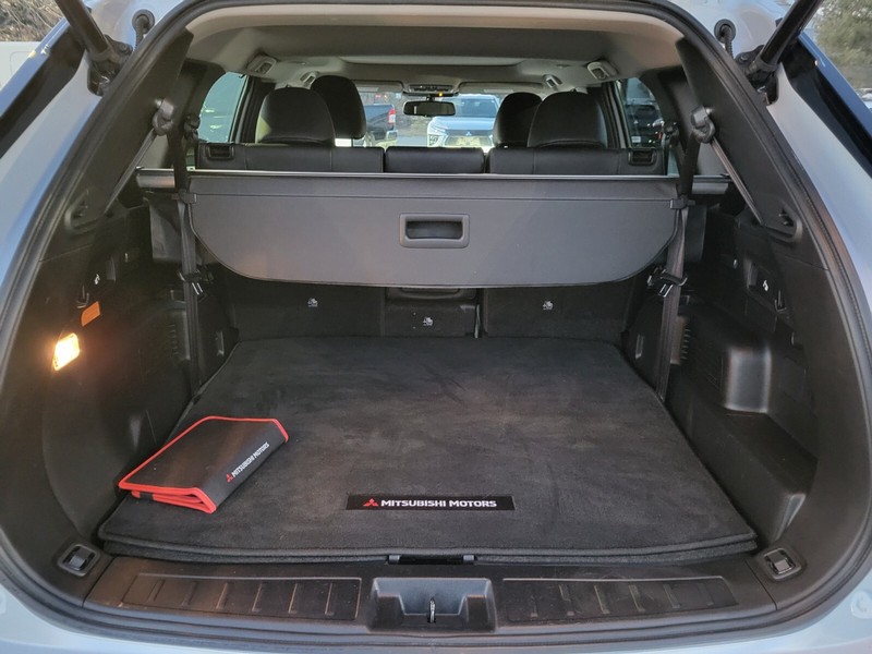 Mitsubishi Outlander PHEV Vehicle Full-screen Gallery Image 24