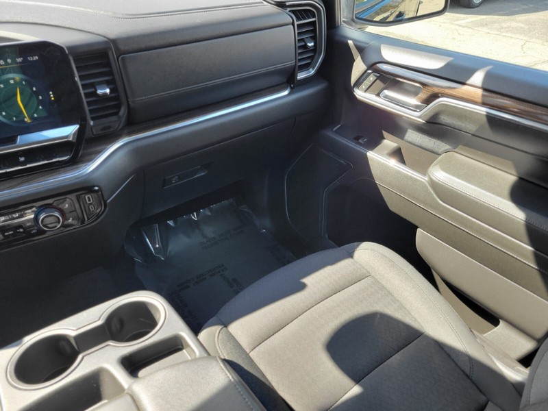 Chevrolet Silverado 1500 Vehicle Full-screen Gallery Image 13