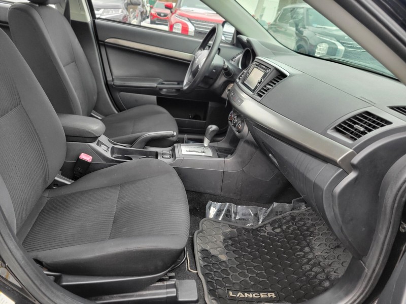 Mitsubishi Lancer Vehicle Full-screen Gallery Image 09