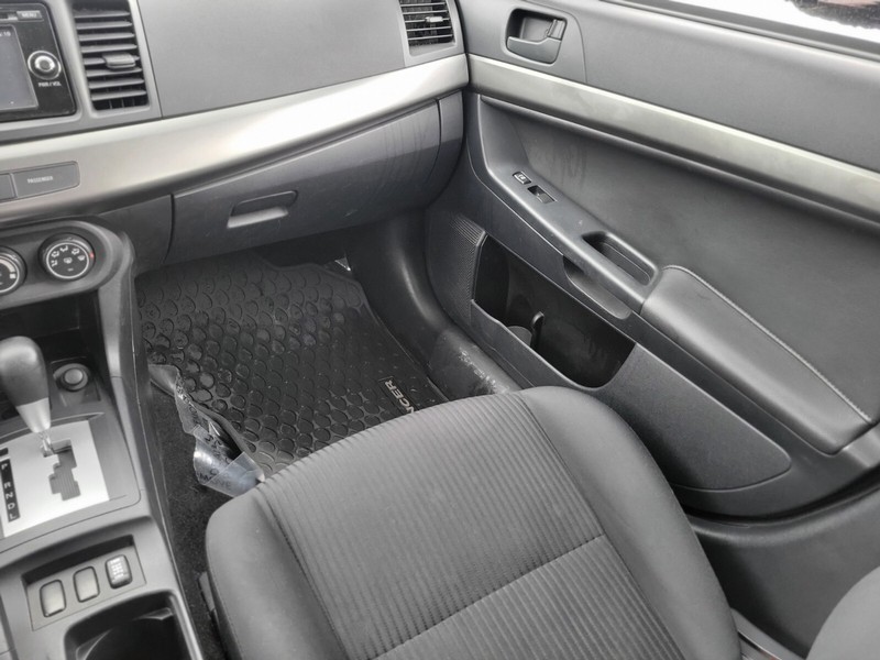 Mitsubishi Lancer Vehicle Full-screen Gallery Image 13