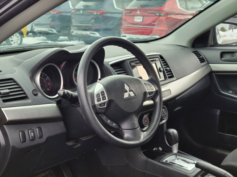 Mitsubishi Lancer Vehicle Full-screen Gallery Image 16
