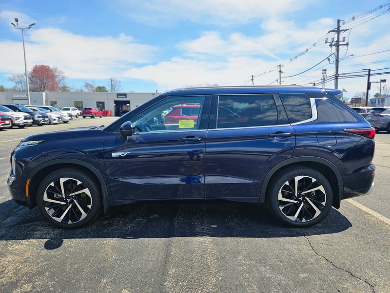 Mitsubishi Outlander PHEV Vehicle Full-screen Gallery Image 02