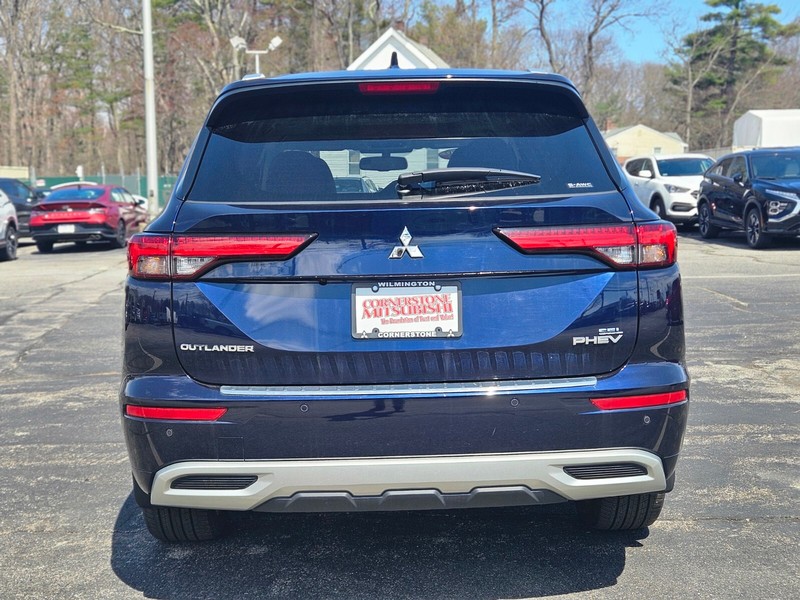 Mitsubishi Outlander PHEV Vehicle Full-screen Gallery Image 04