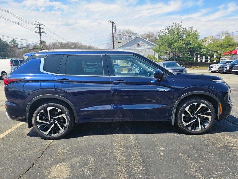 Mitsubishi Outlander PHEV Vehicle Full-screen Gallery Image 06